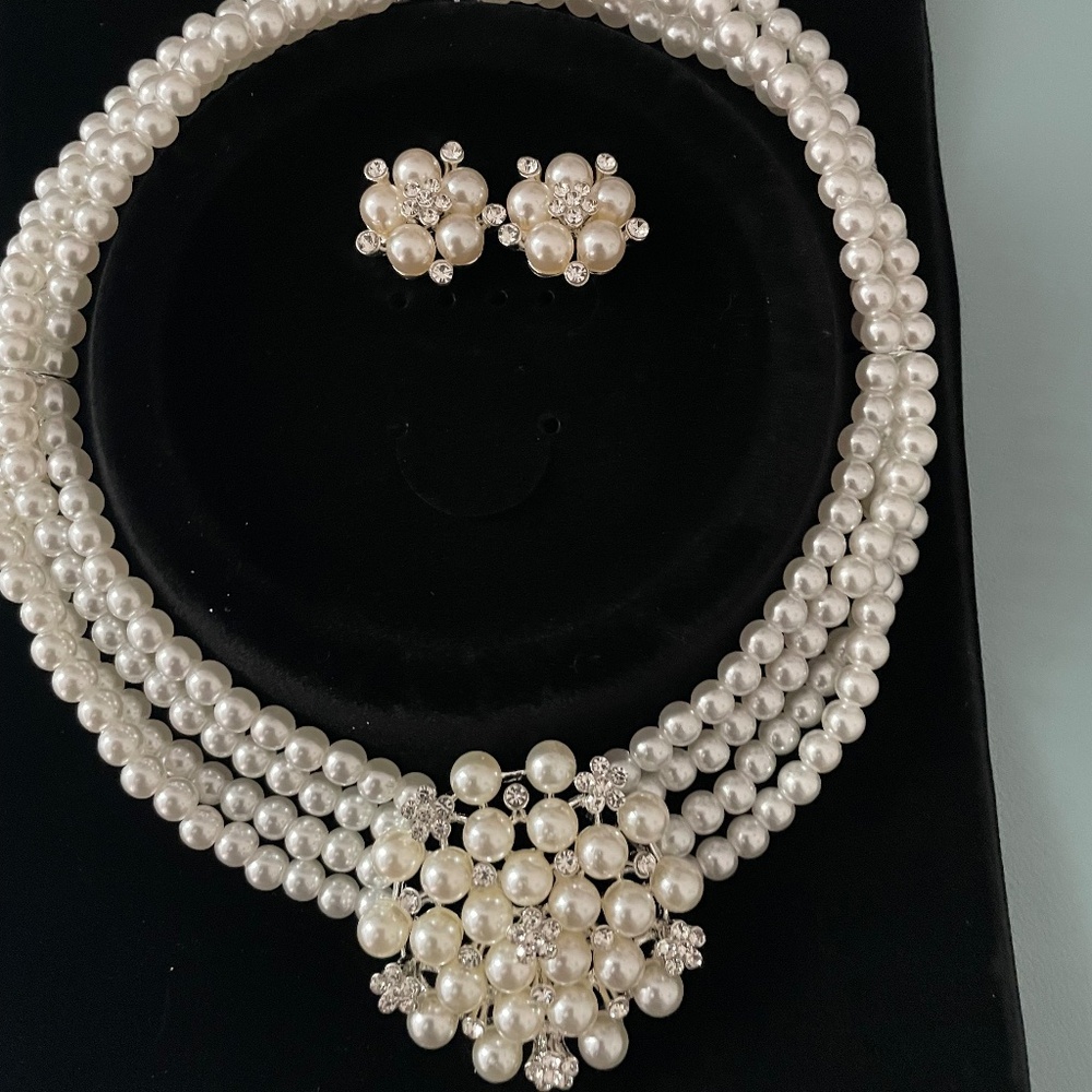 Pearl necklace cluster set